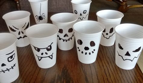 I made these plastic mugs for a childrens Halloween party.White plastic mugs and a black permanent marker. Halloween Themed Birthday Party, Plastic Mugs, Permanent Marker, Halloween Diy, Halloween Themes, Birthday Party Themes, Halloween Party, Markers, Halloween Decorations