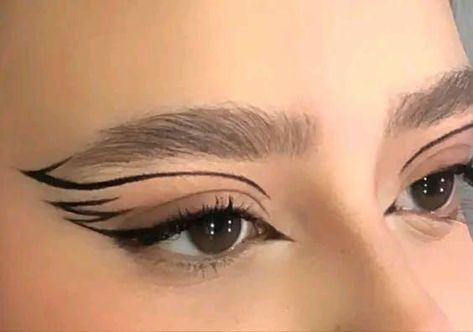 Witchy Eyeliner Looks, Graphic Eyeliner Aesthetic, Graphics Eyeliner, Eyeliner Drawings, Cool Eyeliner Ideas, Cool Eyeliner Looks, Fun Eyeliner Looks, Graphic Eyeliner Ideas, Black Graphic Eyeliner