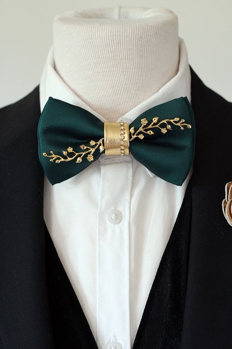 Green And Gold Bow Tie, Fall Emerald Wedding, Green Bowtie Groomsmen, Forest Green And Gold Wedding Theme, Quince Suits, Forest Green Groomsmen Attire, Emerald Green Groomsmen Attire, Wedding Renewal Ideas 10 Year, Green Wedding Groom