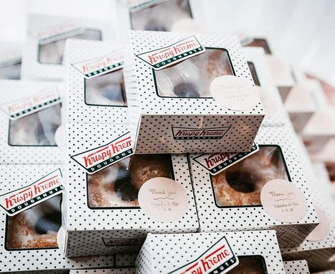 Wedding Krispy Kreme, Krispy Kreme Wedding Favors, Krispy Kreme Wedding, Donut Wedding Favors, Wedding Late Night Snacks, Donut Display, Food Wedding Favors, Donut Party Favors, Cake Favors