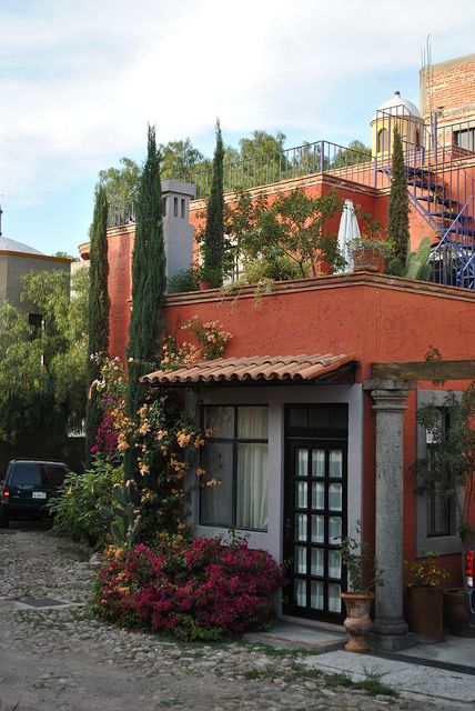 Mexican decor: a house in San Miguel de Allende, Guanajuato[ MexicanConnexionForTile.com ] #spanishstylehouse Mexico House, Mexican Home, Casas Coloniales, Hacienda Style, Spanish Style Homes, Mexican Decor, Spanish House, Spanish Colonial, Mexican Style