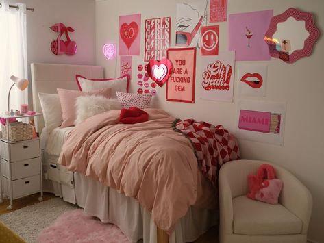 Red Dorm, White Dorm Room, Red Room Decor, Pretty Dorm Room, Sorority Room, Dorm Themes, Pink Dorm Rooms, Dream Dorm Room, Dorm Room Styles