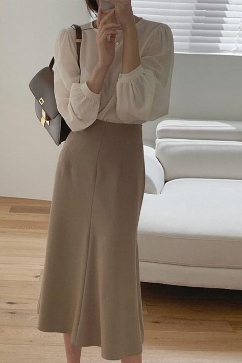 Appealing Outfits For Pear Shaped Body That You Need To Try A Skirt, 가을 패션, Solid Clothes, Looks Style, Office Outfits, Elegant Outfit, Modest Outfits, Skirt Outfits, Look Fashion