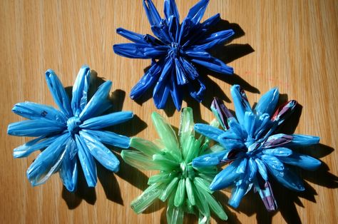 Plastic Bag Flowers - these would be PERFECT for my knitted bags made out of plastic yarn Plastic Bag Flowers, Plastic Bag Crafts, Plastic Bag Crochet, Recycled Plastic Bags, Plastic Shopping Bags, Yarn Flowers, Plastic Grocery Bags, Plastic Art, Recycled Projects