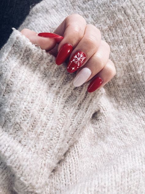 Red Nails White Snowflake, Red White Nails Christmas, Red Nails With White Snowflakes, Christmas Nails Red Snowflake, Red And White Snowflake Nails, Red Nails Snowflake, Red Nails With Snowflakes, Christmas Nails White And Red, Red And White Nails Christmas