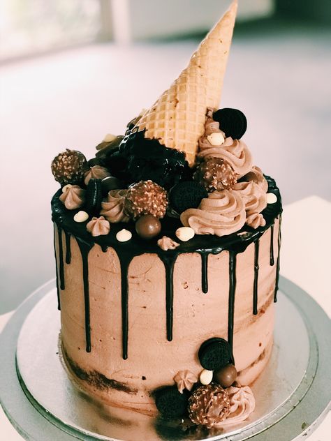 Chocolate Cone Cake Oreo Icing, Chocolate Ice Cream Cake, Cotton Candy Cakes, Cone Cake, Twin Birthday Cakes, Ice Cream Cone Cake, Chocolate Cone, Chocolate Cake Designs, Mint Oreo