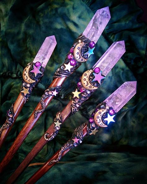 Blessed Branches Natasha Heard on Instagram: “Cosmic Moonchild hair stick/magical Scepters coming into creation for local Witches to adorn their locks and cast their spells with 😉✨ Find…” Jewerly Stones, Crystal Wands, Wiccan Crafts, Witch Wand, Anniversaire Harry Potter, Diy Wand, Witchy Crafts, Stones Diy, Hair Aesthetic