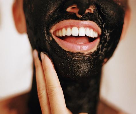 What Does Charcoal Do for Skin?  Mix 0.2 grams powdered activated charcoal, ½ teaspoon of bentonite clay and 1 ½ teaspoons of water together, and apply to the surface of skin. Remove the charcoal from skin after 10 minutes with a dampened cloth for smooth skin free of impurities. Oil Skin Care Routine, Charcoal Mask Benefits, Bio Oil Skin, Tumeric Face Mask, Charcoal Face Mask, Green Tea Mask, Cleansing Mask, Face Mask Recipe, Charcoal Mask