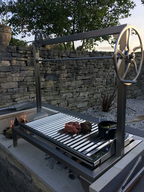 Brick Built Bbq, Parrilla Grill, Fire Pit Ideas Backyard, Aesthetic Backyard, Fire Bricks, Backyard Aesthetic, Kitchen Backyard, Outside Grill, Outdoor Camping Kitchen