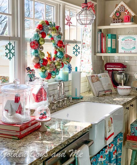 Hosting Christmas Dinner, Turquoise Christmas, Hosting Christmas, Casa Vintage, Vintage Style Decorating, Christmas Kitchen Decor, Vintage Farmhouse Decor, Christmas Tree Shop, Farmhouse Christmas Decor