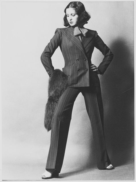 1971 - Yves Saint Laurent suit (Fondation Pierre Bergé Yves Saint Laurent) Ysl Saint Laurent, Museum Fashion, Paris Mode, Rive Gauche, 1970s Fashion, Vogue Italia, Vogue Paris, Mode Inspiration, 70s Fashion