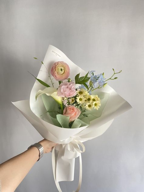 Mini Flower Bouquet Aesthetic, Small Wrapped Bouquet, Flower Bouquet Minimalist, Minimal Flower Bouquet, Mini Bouquet Flowers, Minimalist Flower Bouquet, Simple Flower Bouquet, Korean Bouquet, Minimalist Bouquet