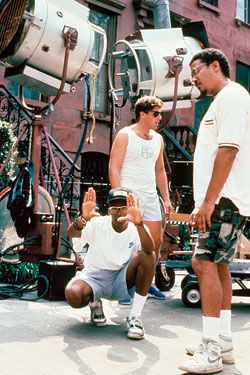 . Spike Lee Directing, Spike Lee Aesthetic, Do The Right Thing Spike Lee, Spike Lee 90s, Film Crew Aesthetic, Black Filmmaker, Spike Lee Movies, New York Film, Film Crew