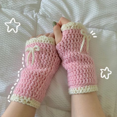 Crochet Fairy, Mode Crochet, Crochet Business, Crochet Fingerless Gloves, Crochet Clothing And Accessories, Kawaii Crochet, Crochet Design Pattern, Crochet Gloves, Crochet Fashion Patterns