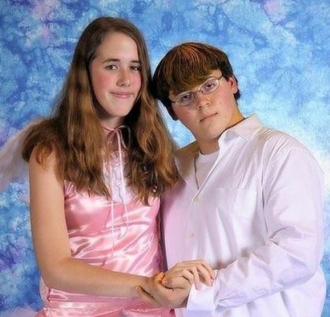 28 Couples Who Are Clearly Perfect For Each Other - Gallery Awkward Prom Photos, Hilarious Images, Awkward Pictures, Touched By An Angel, Best Couples Costumes, Awkward Photos, Prom Couples, Awkward Family Photos, Glamour Shots