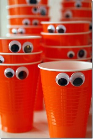 Inspiration: Halloween Party Drinks « The Rainy Day Box. Monster Cups Tropisk Fest, Chili Bar, Pumpkin Carving Party, Amazing Pumpkin Carving, Halloween Memes, Monster Birthday Parties, Pumpkin Party, Monster Birthday, Easy A