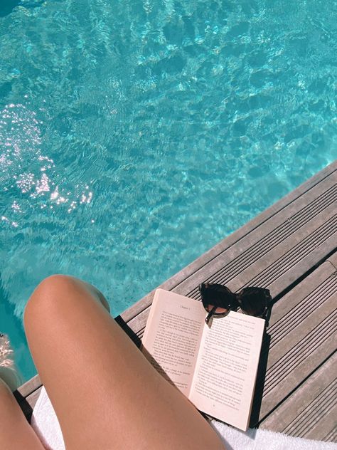 11.07.22 Pool Book Photo, Pool Day Vibes, Pool And Book Aesthetic, Summer By The Pool Aesthetic, Swimming Pool Summer Aesthetic, Pool Float Picture Ideas, Pool Photo Aesthetic, Apartment Pool Aesthetic, Summer Pool Day Aesthetic