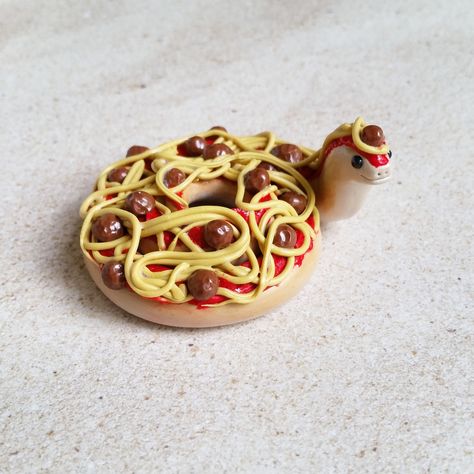 Adorable handsculpted clay snake by Abigail from www.wanderingwalden.com 🐢 Instagram: @wandering.walden Food Snakes, Cute Polymer Clay Charms, Clay Snakes, Polymer Clay Snake, Clay Snake, Polymer Clay Figurine, Polymer Clay Kawaii, Clay Things, Polymer Clay Figures