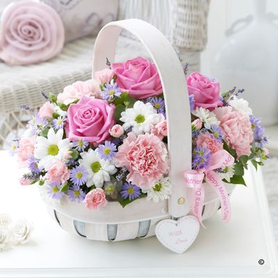 Basket Flower Arrangements, Mothers Day Baskets, Săpunuri Handmade, Floral Baskets, Mothers Day Flowers, Beautiful Flower Arrangements, Deco Floral, Rose Flowers, Beautiful Rose