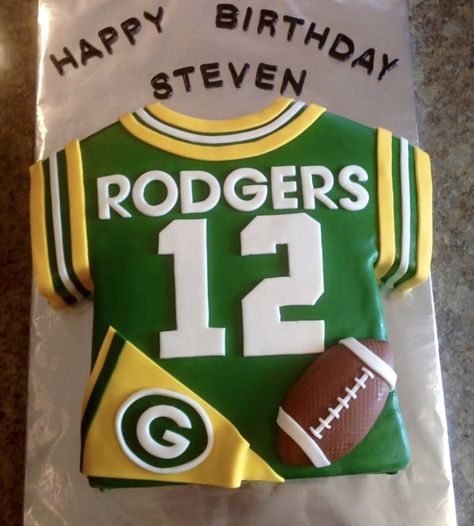 Green bay packers cake made with fondant Rodgers Greenbay Packers Cake, Green Bay Cake, Football Torte, Green Bay Packers Birthday, Green Bay Packers Party, Green Bay Packers Cake, Packers Cake, Sports Birthday Cakes, Packers Party