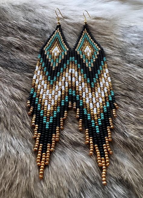 Metis Beadwork Patterns, Fringe Earring Pattern, Metis Beadwork, Beaded Headpiece, Beautiful Beaded Earring, Seed Bead Jewelry Patterns, Bead Loom Designs, Beaded Earrings Native, Beaded Fringe Earrings