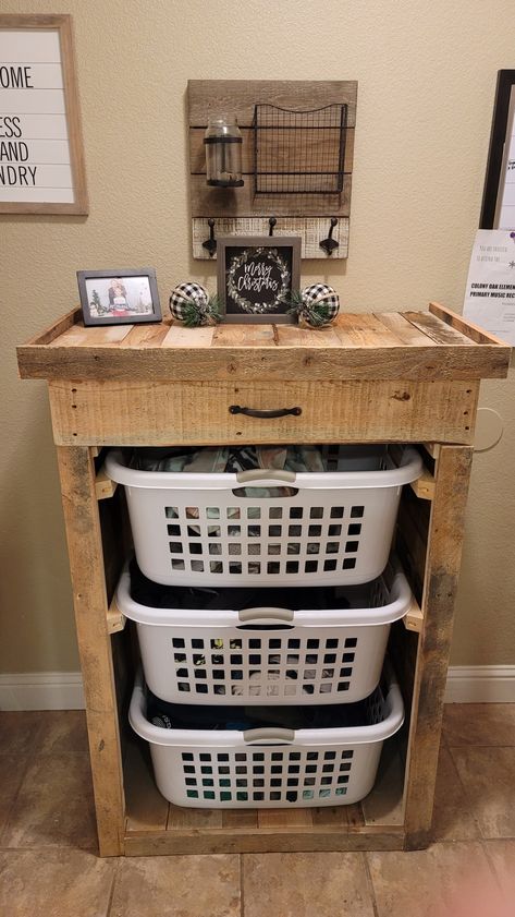 Diy Laundry Basket Holder, Laundry Folding Tables, Laundry Diy, Laundry Basket Holder, Diy Laundry Basket, Laundy Room, Basket Holder, Cable Drum, Laundry Basket Organization