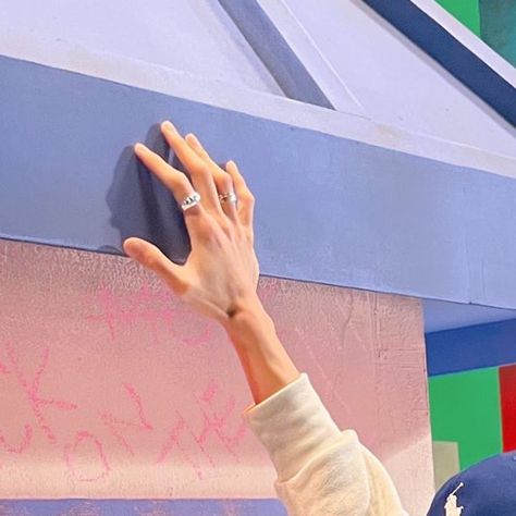 nct dream jeno right hand details zoomed in Nct Dream Jeno, Lucas Nct, Jaehyun Nct, Bts Suga, Nct 127, Nct Dream, Peace Gesture, Nct, How To Draw Hands