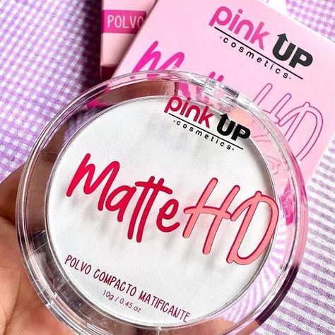 🤍 𝐏𝐨𝐥𝐯𝐨 𝐌𝐚𝐭𝐭𝐞 𝐇𝐃 𝐏𝐢𝐧𝐤 𝐔𝐩 🩷 ☄️El Polvo Matte HD de Pink up es traslúcido, compacto, matificante y micro-pulverizado formulado para para todo tipo de pieles( Mixtas a grasas) ☄️Se mezcla con el maquillaje creando un sellado perfecto y en matte por largo tiempo. ☄️No aporta pigmentación así que puede ser usado en cualquier tono de piel. Collage, Makeup, Pink, Pins, Make Up