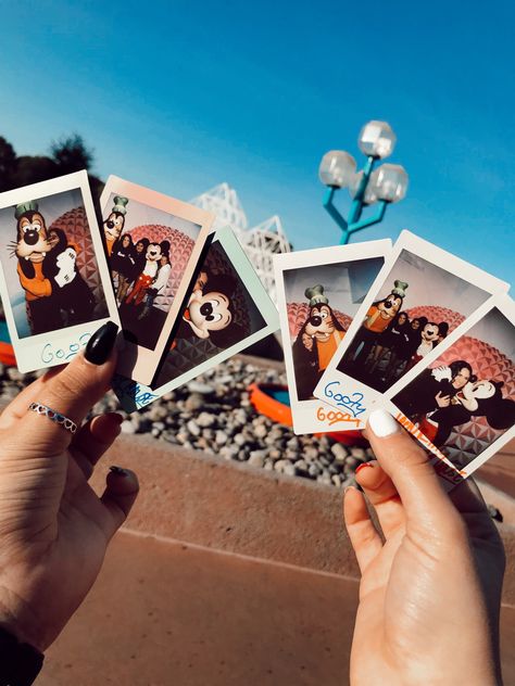 Friends Disney Trip, Disney World Poses Photo Ideas, Disneyland Pics, Disney Poses, Disney Trip Outfits, Disneyland Photos, Disney Photo Ideas, Disney World Pictures, Disney Paris