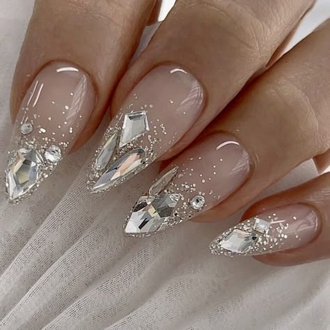 White Christmas Nail Designs, Nail Jewels, Nails Design With Rhinestones, Makijaż Smokey Eye, Pearl Nails, Nail Art Wedding, Bride Nails, Gem Nails, Glam Nails