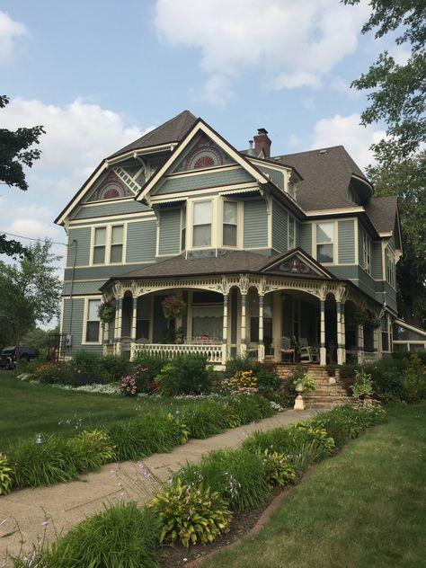 Minnesota Houses, Minnesota Farmhouse, Stillwater Minnesota, Old Victorian Homes, Victorian Beauty, Golden Coast, Minnesota Home, Farm Houses, Vintage Dining Room