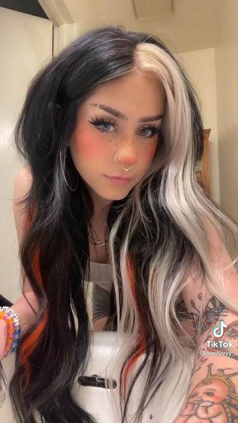 Brunette Hair With Black Underneath, Pelo Color Borgoña, Black And White Hair, Hair Rainbow, Split Dyed Hair, Dyed Hair Inspiration, Split Hair, Dye Colors, Edgy Hair