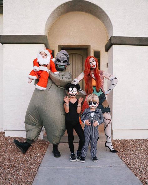 Costume Ideas From Movies, Family Halloween Photoshoot, Frogs Breath, Nightmare Before Christmas Costume, Spooky Halloween Costumes, Themed Halloween Costumes, Clever Halloween, Clever Halloween Costumes, Nightmare Before Christmas Halloween