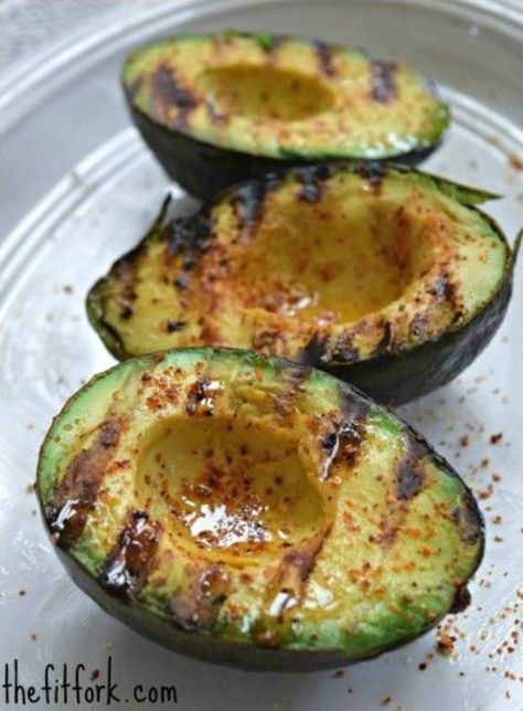 Avocat grillé Grilled Avocado Recipes, Grilled Avacacado Recipes, Avocado Boats, Cooking Vegetarian, Food Bites, Carb Sides, Greek Yogurt Dressing, Avocado Taco, Creamy Jalapeno