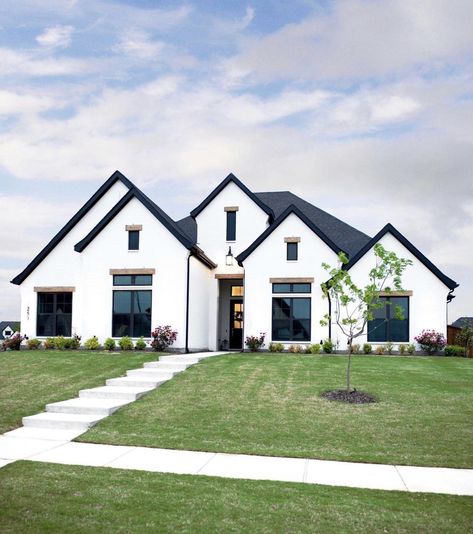 White Modern Farmhouse, White Exterior Houses, Black Roof, Dream Life House, Casa Country, Modern Farmhouse Home, Gorgeous Houses, Casa Exterior, Modern Farmhouse Exterior