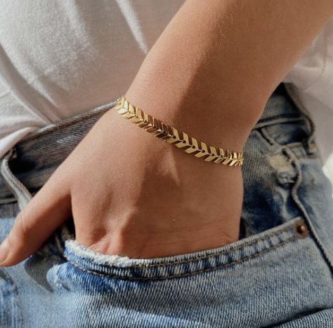 Gold Bracelet For Women Classy, Plain Gold Bracelet, Gold Bracelet Design, Minimal Gold Jewelry, Small Earrings Gold, Hand Jewelry Rings, Gold Bracelet Simple, Jewelry Product Shots, Gold Bangles For Women