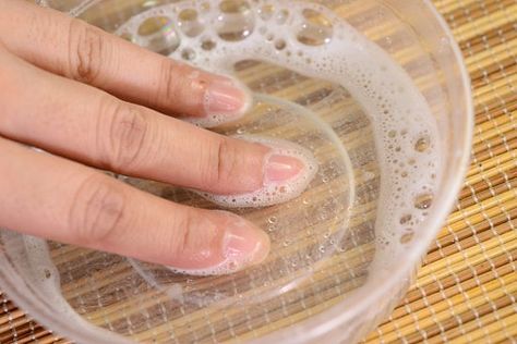 How to keep your nails clean looking How To Do Manicure, Hydrogen Peroxide Uses, Nails Clean, Natural Nail Care, Nail Soak, Nail Art At Home, Baking Soda Uses, Diy Nail Designs, Hydrogen Peroxide