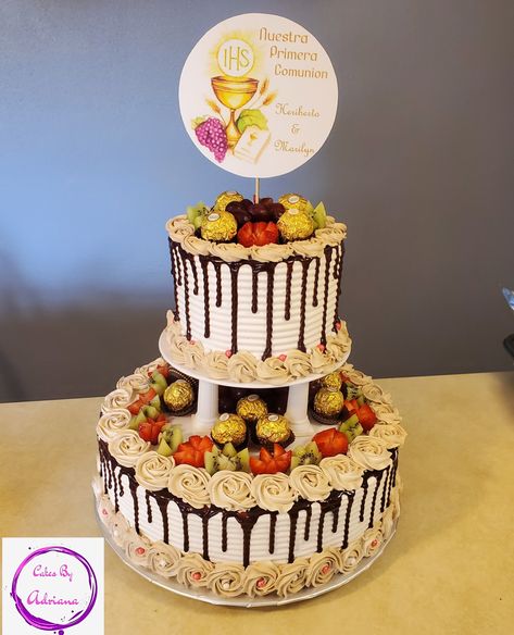 Two tier cake for first comunion. Decorated with fruit and chocolates. Fruit Cake Design, Fresh Fruit Cake, Two Tier Cake, Fruit Decorations, Tier Cake, Fruit Cake, Tiered Cakes, Fresh Fruit, Chocolates