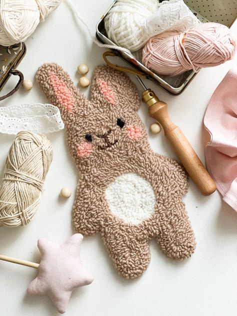 Ковровая вышивка ❤️ Bunny Punch Needle, Hook Punch, Homemade Dolls, Diy Yarn Crafts, Punch Needle Patterns, Craft Punches, Punch Needle Embroidery, Textile Crafts, Needle Punch