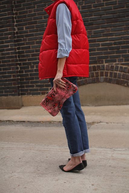 puffy vest + chambray shirt + jeans Puffer Vest Outfit Street Style, Red Vest Outfit, Gilet Outfit Women, Puffy Vest Outfit, Vest Outfits Aesthetic, Puffer Vest Fashion, Puffer Vest Outfit, Vest Outfits For Women, Red Puffer Vest