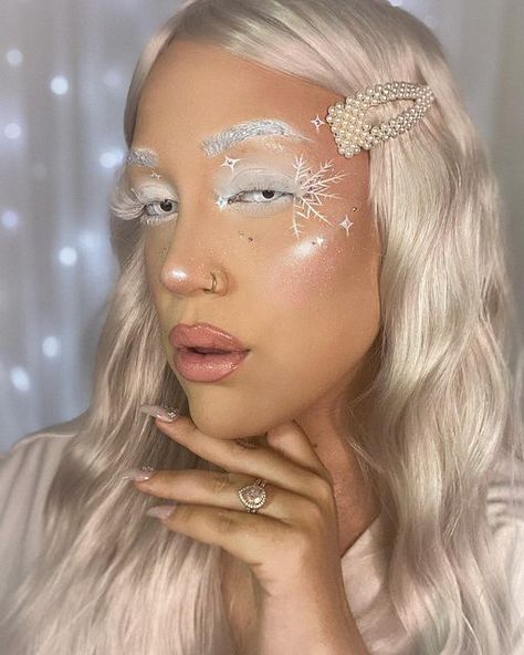 Snow Flake Makeup Look, Snowflake Eye Makeup, Snowflake Makeup, Mannequin Face, Snow Makeup, Themed Makeup, Jumbo Pencil, Christmas Eyeshadow, White Eyeshadow