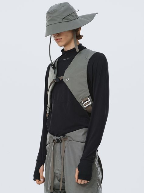 INFOS A functional vest / shoulder bag that can change combinations to achieve various matching methods, and switch various modes in response to practical situations.The underside of the chest strap is a geometric concealed zipper pocket, which can be used to store mobile phones and other small items. The elastic webbing below is connected by a G buckle and the backpack on the back to adjust the elasticity at the same time. The webbing and the strap can be completely disassembled and separated b Utility Extension, Cargo Backpack, Cargo Bag, Fashion Designer Studio, Mk 1, Safety Clothing, Chest Strap, Cyberpunk Aesthetic, Streetwear Men