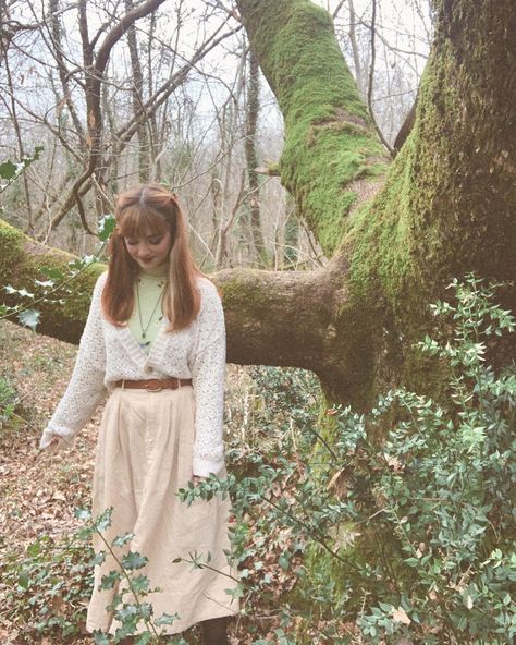 ginger girl in the forest, big tree, long beige skirt Lesbian Cottagecore Outfits, Trans Cottagecore, Queer Cottage Core, Cottagecore Lesbian Outfit, Gardencore Outfit, Cottagecore Lesbian Aestethics, Fairy Core Cardigan, Forestcore Aesthetic, Fairy Core Outfits