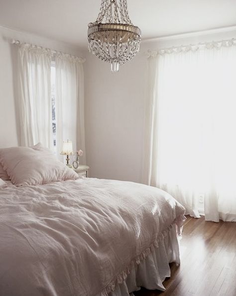 Champagne Bedroom Ideas, Bedroom Ideas Lights, Champagne Bedroom, Rustic Chic Bedroom, Light Pink Bedrooms, Glam Bedroom Decor, Gold Bedroom Decor, Pink Shabby Chic, Pink Bedroom Decor