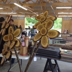 Turn Wood Slices into Flowers...these are the BEST Yard Art Ideas! Yard Art Ideas, Diy Yard Art, Kids Woodworking Projects, Woodworking Plans Patterns, Yard Art Crafts, Wood Yard Art, Woodworking Projects Furniture, Woodworking Plans Beginner, Christmas Yard Art