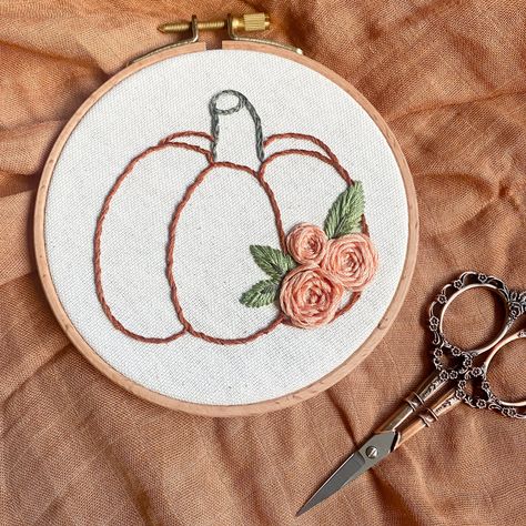 Hand embroidered pumpkin on natural cotton fabric. The pumpkin is using orange DMC cotton floss, with peach florals, and green leaves and stem. Five inch hoop Whipped Backstitch, Basic Hand Embroidery, Leaf Stitch, Split Stitch, Basic Hand Embroidery Stitches, Beginner Embroidery, Grosse Pointe, Diy Embroidery Kit, Hand Embroidery Stitches