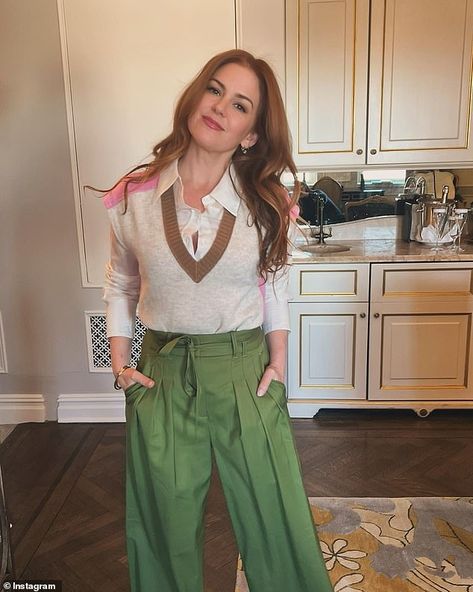 Isla Fisher looked effortlessly stylish as she posed for an impromptu photoshoot backstage... Isla Fisher Style, Drew Barrymore Show, Black Floral Print Dress, Muscat Oman, Isla Fisher, Brown Vest, Drew Barrymore, Bank Of America, Gorgeous View