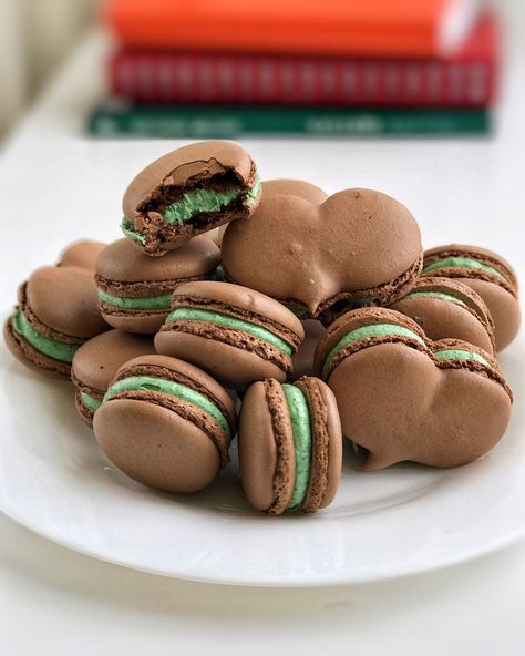 white chocolate ganache with fresh mint! Green Frosting, Macarons Chocolate, French Macaroon Recipes, Mint Desserts, Kue Macaroon, Chocolate Macarons, Butter Pecan Cake, Macaroon Cookies, Chocolate Macaron