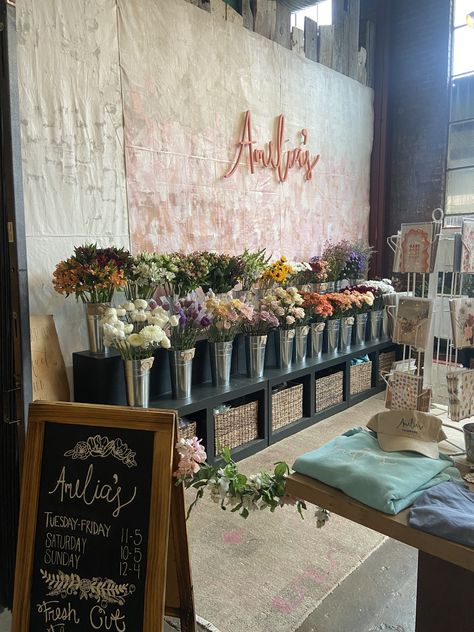 Flower Bar Ideas Shop, Hanging Dried Flowers Decor, Flower Bar Ideas, Bar Flowers, Farmers Market Booth, Flower Shop Decor, 39th Birthday, Market Booth, Farm Business