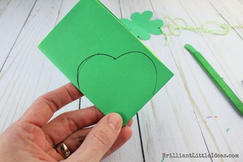 Four Leaf Clover Paper Craft, Four Leaf Clover Craft, 4 Leaf Clover Drawing, Shamrock Crafts For Kids, Paper Craft For Kids Easy, Four Leaf Clover Drawing, Clover Drawing, Shamrock Crafts, Diy Shamrock